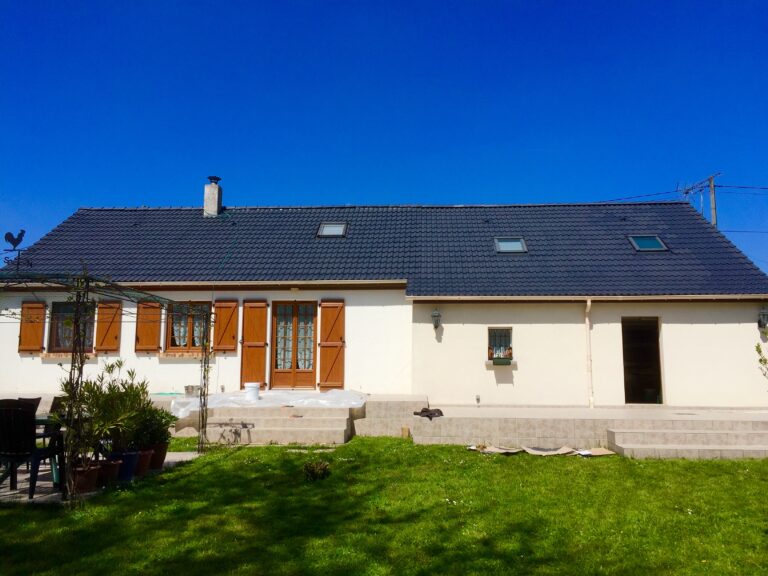 Pavillon avec toiture en ardoises refaite