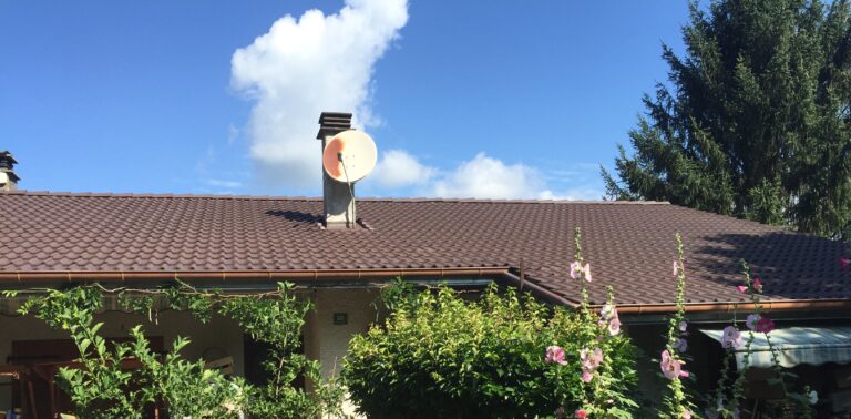 Toiture et souche de cheminée d'une maison en Seine-et-Marne