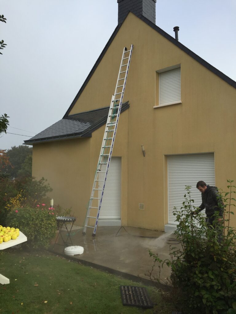 Ravalement de façade d'une maison, pignon repeint