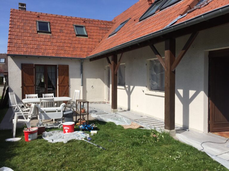 Maison aux tuiles rouges et fenêtres de toit, chantier en cours