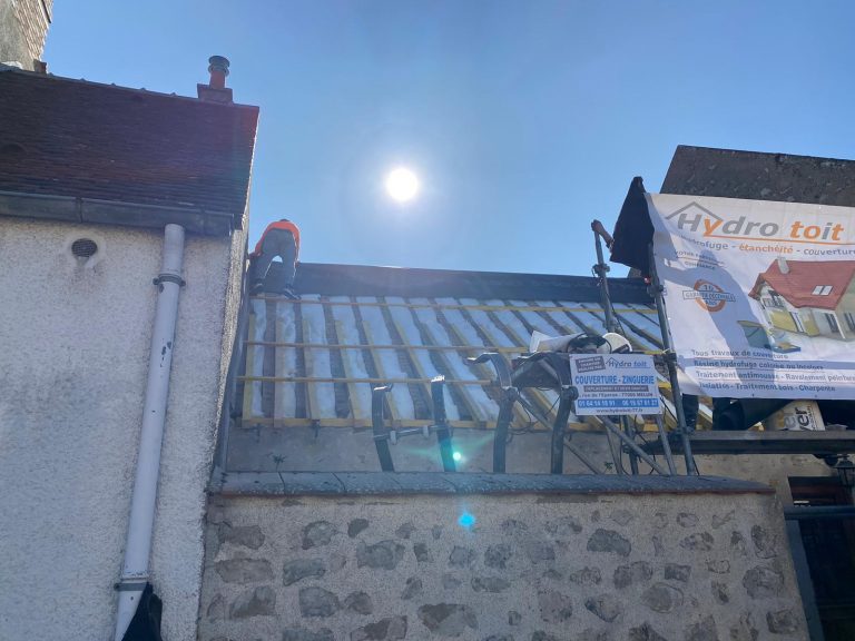 Échafaudage et réfection de toiture sur maison en pierre